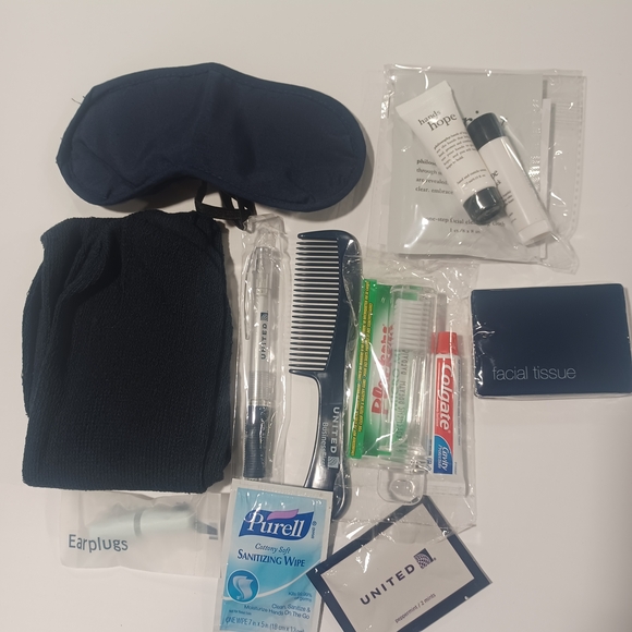 United Airlines Business First Toiletry Bag - Picture 5 of 5